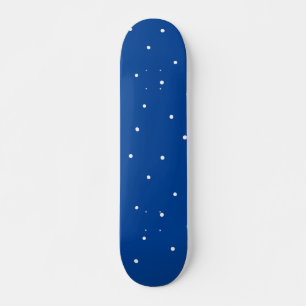 Skateboard blanc arrière - plan bleu