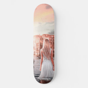 Skateboard Blondie Dans Venise Romantique