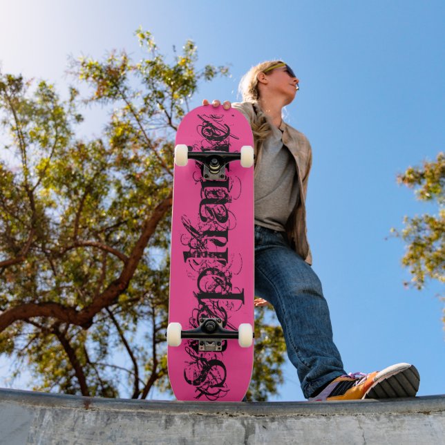 Skateboard Chic Grunge noir et rose (Extérieur 1)