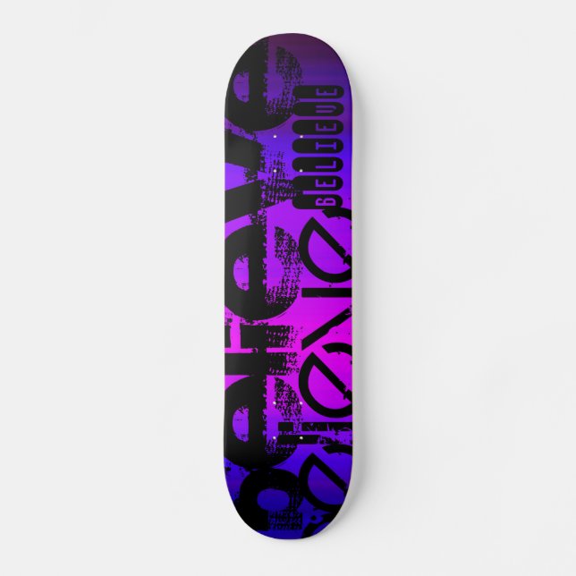 Skateboard Croire; Violet Vibrant Bleu et Magenta (Recto)