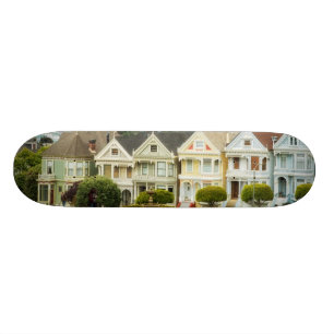 Skateboard Dames peintes, maisons victoriennes et horizon