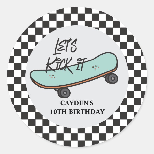 Skateboard, das wir am Geburtstag halten Runder Aufkleber (Vorderseite)