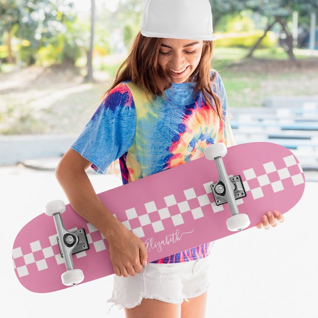 Skateboard Drapeau de course de À damiers rose fusée Monogram (Girly Pink White Checkered Racing Flag Monogram Skateboard)
