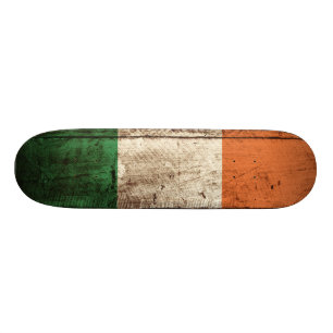 Skateboard Drapeau de l'Irlande sur le vieux grain en bois