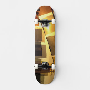 Skateboard Drapeaux de prière bouddhistes au coucher du solei