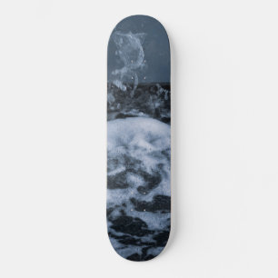 Skateboard Éclaboussure d'écume océanique de près 1