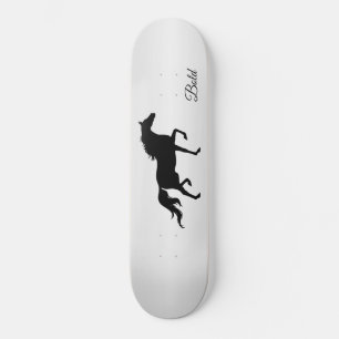 Skateboard Elégante silhouette de cheval noir sur dégradé gri