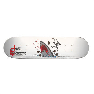 Skateboard Fait dans le requin extrême contre la planche à