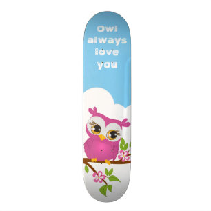 Skateboard Fille mignonne de hibou sur une planche à