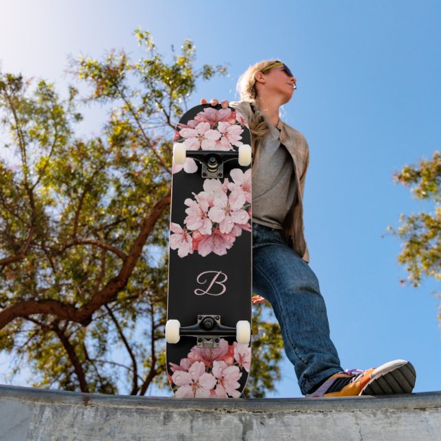 Skateboard Floral Fleur de cerisier Monogramme rose noire (Extérieur 1)