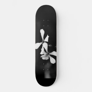 Skateboard floral noir et blanc minimal