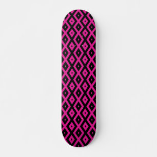 Skateboard Fuchsia et motif de diamants noirs