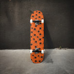 Skateboard für graue Halloween-Spinnen<br><div class="desc">Creepy Spiders auf orangefarbenem Hintergrund</div>