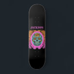 Skateboard für personalisierten Zuckerhut<br><div class="desc">Ein kühner Tag im Gesicht des toten Skateboards,  personalisiert mit einem Orangen-,  Türkis- und Hot-Rosa-Zuckerschädel,  auf einem Kalkboard-Hintergrund mit einem eigenartigen Schriftart.</div>