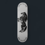 Skateboard für Pferde mit benutzerdefiniertem Text<br><div class="desc">Skateboard mit Personalisiertem Text und Farben - Schwarzes Wildpferd - Malerei - Wählen / Fügen Sie Ihren einzigartigen Text / Name / Farbe - Ihr Sondergeschenk machen - Größe ändern und verschieben oder entfernen und fügen Sie Elemente / Text mit dem Anpassungsprogramm hinzu! Malerei und Design von MIGNED. Bitte schauen...</div>