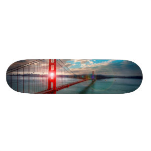 Skateboard Golden gate bridge avec Sun brillant