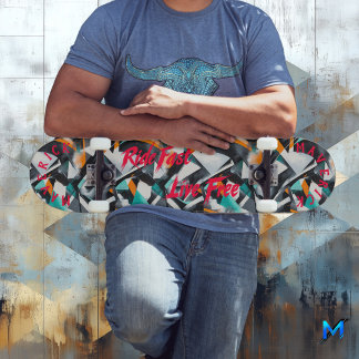 Skateboard Graffiti Edgy avec la devise rouge 'Ride Fast Live