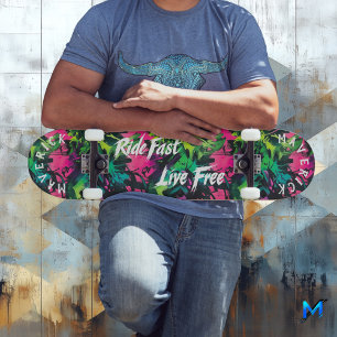 Skateboard Graffiti néon et devise 'Ride Fast Live Free' blan
