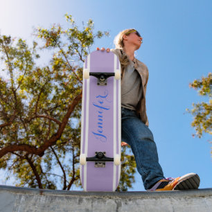 Skateboard Grand nom de script bleu, Lavender Strips sur blan