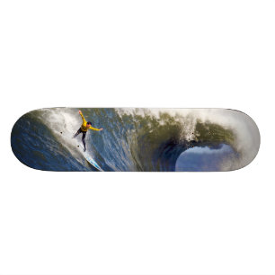 Skateboard Grande vague aux francs-tireurs surfant la