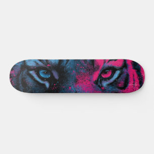 Skateboard Gros plan bleu néon et rose des yeux de tigre