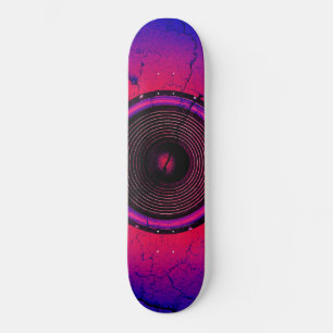 Skateboard Haut-parleur de musique sur un mur fissuré