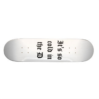 Skateboard Il fait si froid dans la plate-forme de D