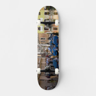 Skateboard Italie, Venise, gondoles amarrées le long d'un can