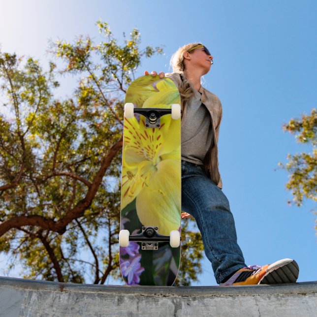 Skateboard Jaune et Fleurs Lilac Violettes (Extérieur 1)