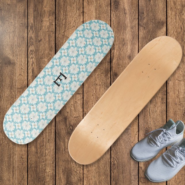 Skateboard Jolies Fleurs blanches Monogrammées Motivées Flora (A pretty monogrammed skateboard, with retro pattern of white flowers on light blue)