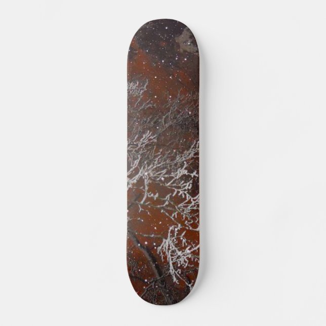 Skateboard La neige a couvert des branches d'arbre contre le (Recto)
