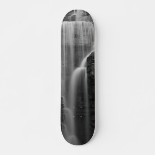 Skateboard La Paix En Niveaux De Gris De La Falaise Indienne