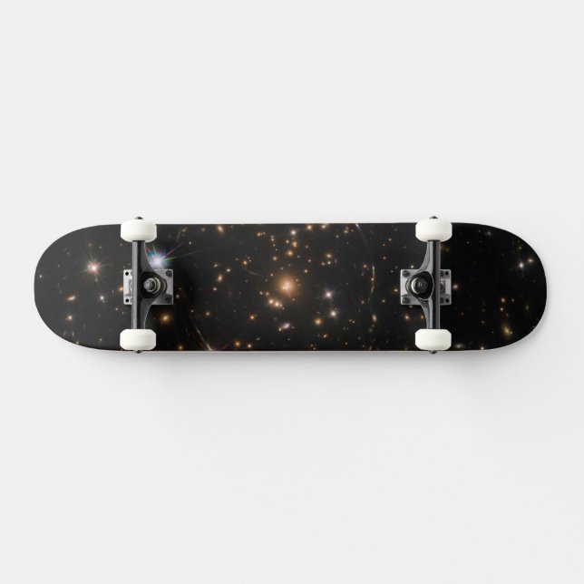 Skateboard L'Arc Sunburst Dans Un Gros Cluster Galaxy (Horz)