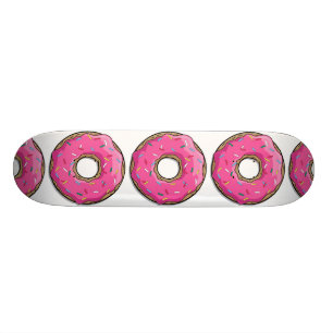 Skateboard Le beignet rose de bande dessinée avec arrose