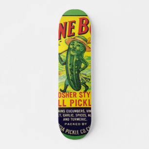 Skateboard Le garçon de juin marine la planche à roulettes
