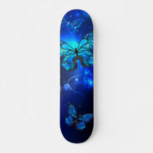 Skateboard Le papillon morpho dans l'Arrière - plan sombre