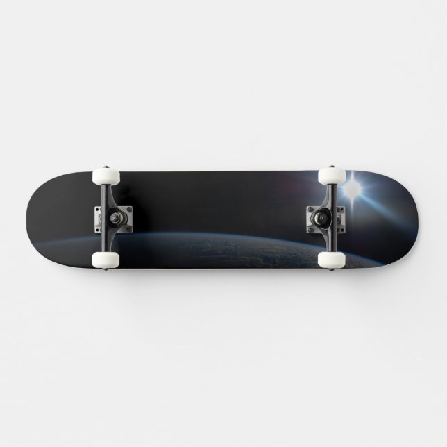 Skateboard Le Soleil qui s'installe sur l'horizon terrestre. (Horz)