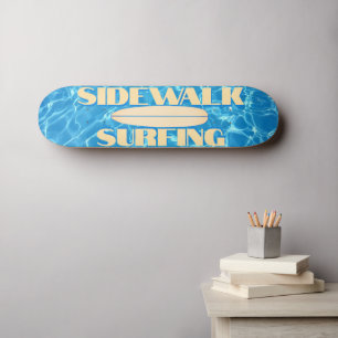 Skateboard Le surf sur le trottoir