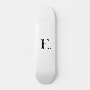 Skateboard lettre E à motifs floraux