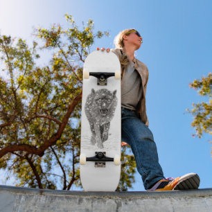 Skateboard Loup noir en colère dans la neige, hiver sauvage