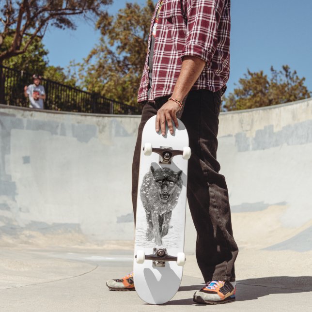 Skateboard Loup noir en colère dans la neige, hiver sauvage (Extérieur 2)