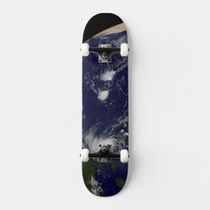 Skateboard L'Ouragan Irene Traverse Les Bahamas.