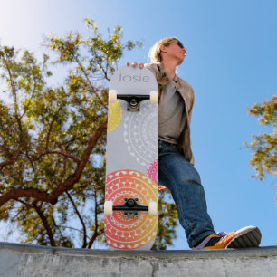 Skateboard Mandala vibré rose jaune aléatoire sur le nom bleu