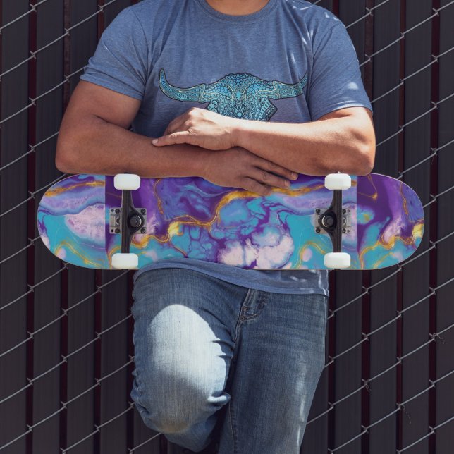 Skateboard Marbre pourpre (The design appears to be created using a fluid art technique, with swirling, organic shapes.)