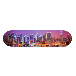 Skateboard Midtown Manhattan la nuit avec l'empire Stae