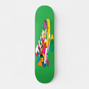 Skateboard mit bemalten Schuhen