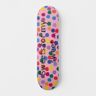 Skateboard mit bunten Punkten und rosa Hintergrund