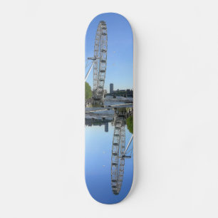 Skateboard mit dem Londoner Eye Ferris Wheel