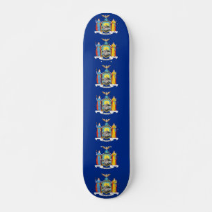 Skateboard mit der Flagge New Yorks