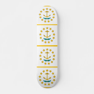 Skateboard mit Flagge auf Rhode Island